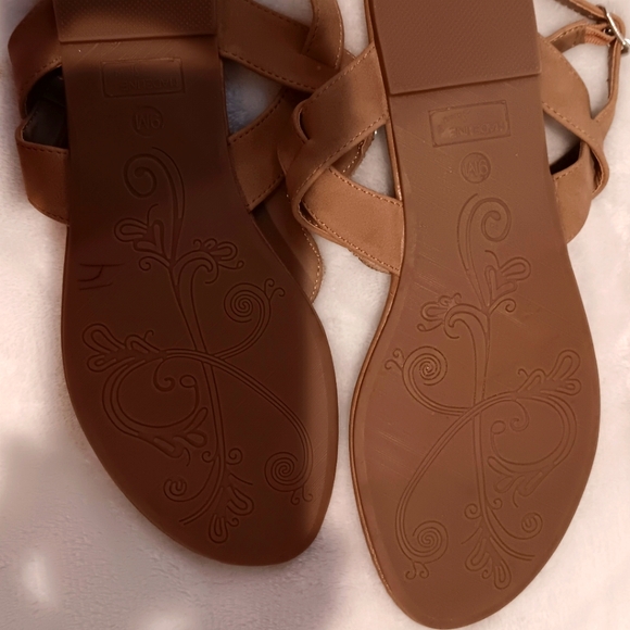 New Without Tags, Size 9m Rhinestone T-strap Dressy Sandals. - Picture 2 of 4